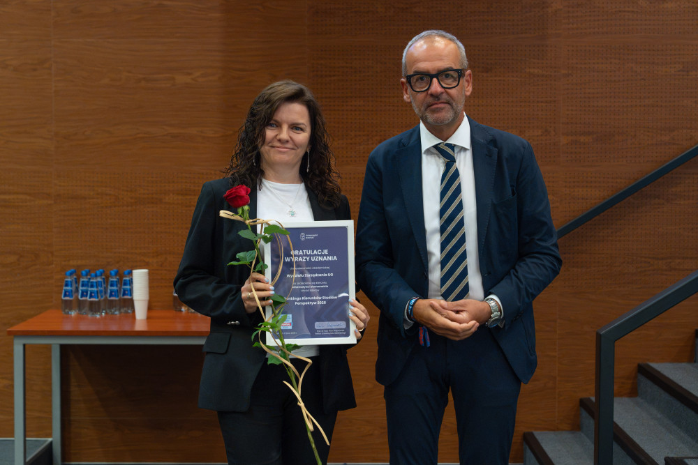 Dr hab. Angelika Kędzierska-Szczepaniak, Professor at the University of Gdańsk, receiving a congratulatory diploma.