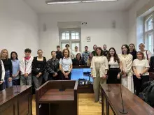 Second-year students of bachelor's studies at the Faculty of Management at the University of Gdańsk, under the supervision of Dr. Paulina Nogal, pose for a photo at the District Court in Sopot